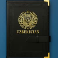 Oʻzbekiston gerbi tushirilgan qora daftar